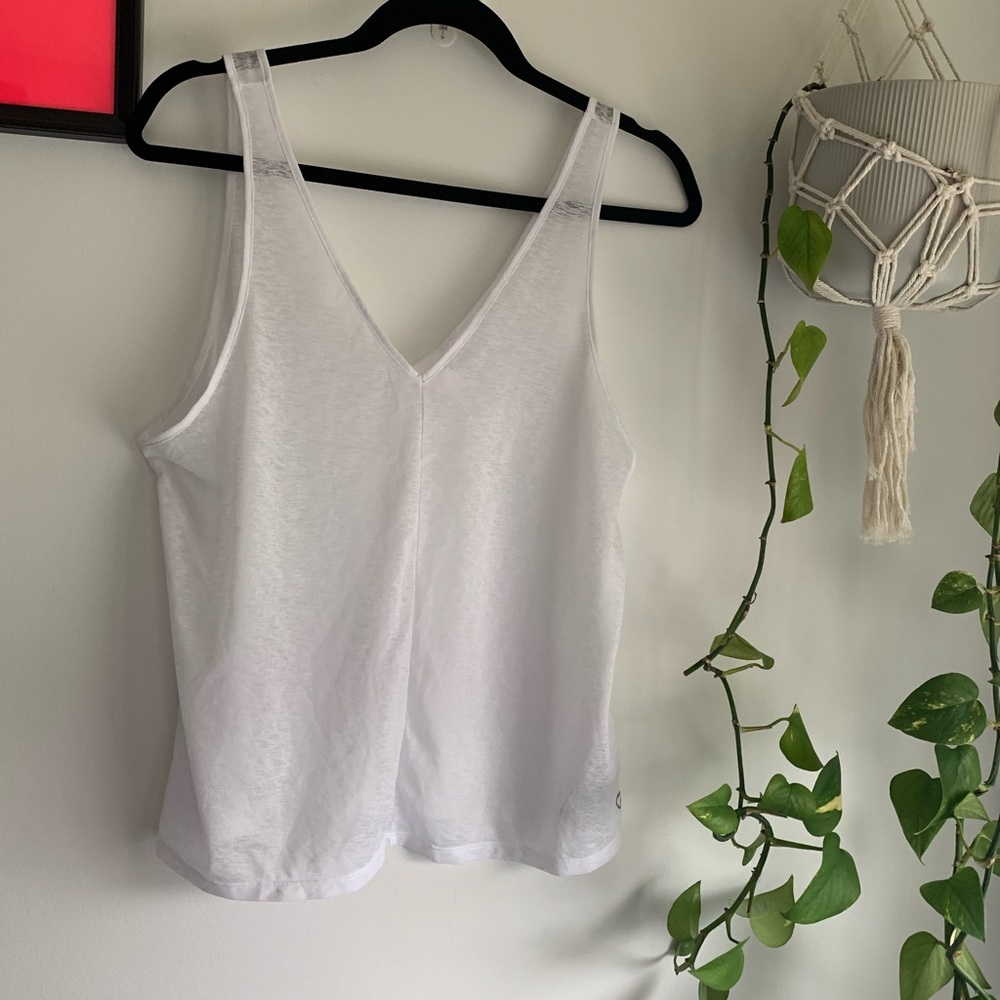 2 for $20 -🤍 White GAP Fit Top 🤍